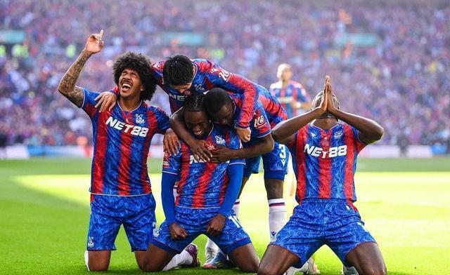 包含曼城客场大胜水晶宫，争冠希望飙升的词条