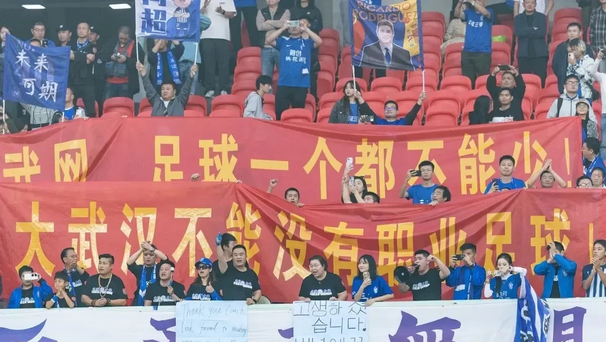 包含足球迷频频加入热烈讨论，球赛时刻备受关注的词条